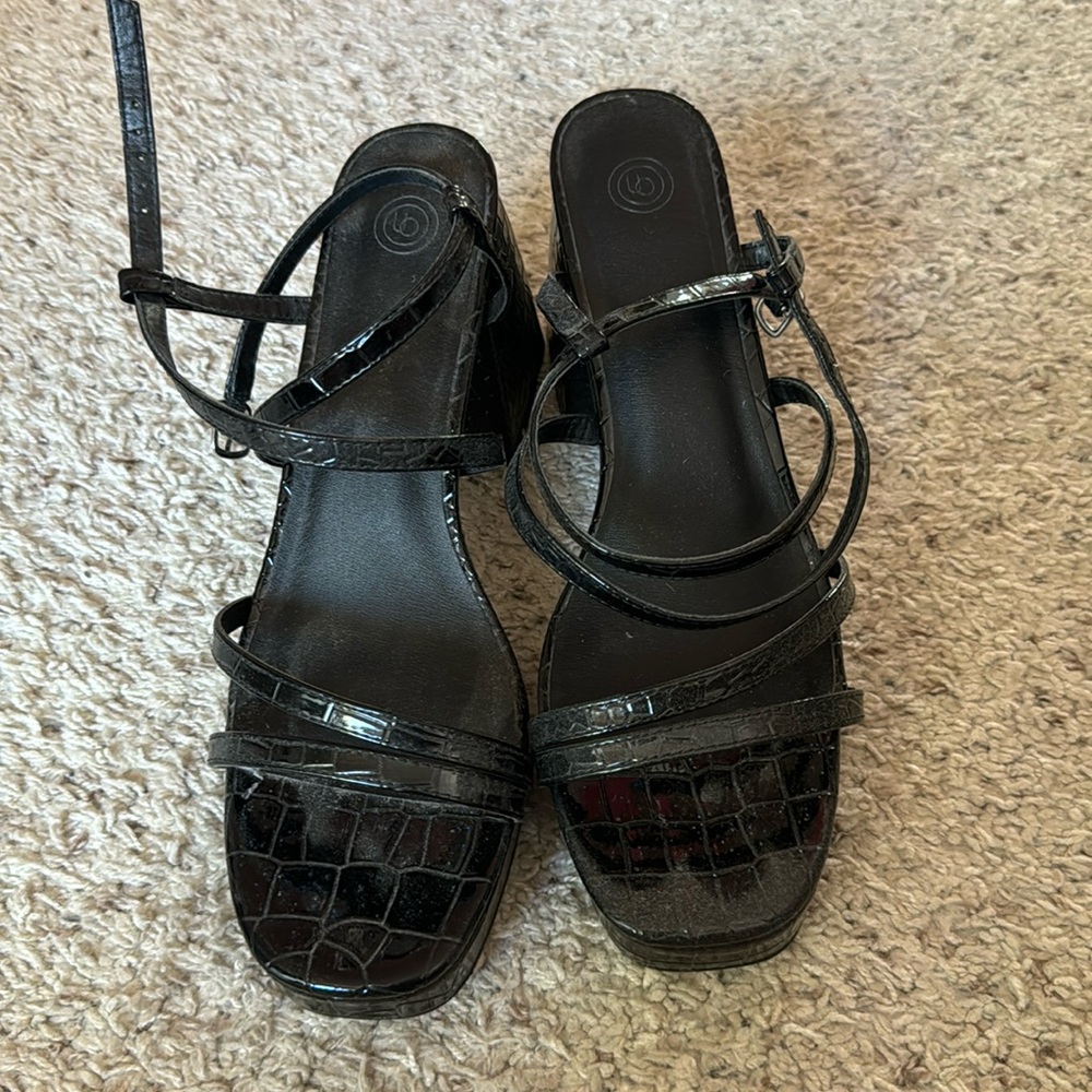 URBAN OUTFITTERS CROC BLACK PATENT CHUNKY HEELS
